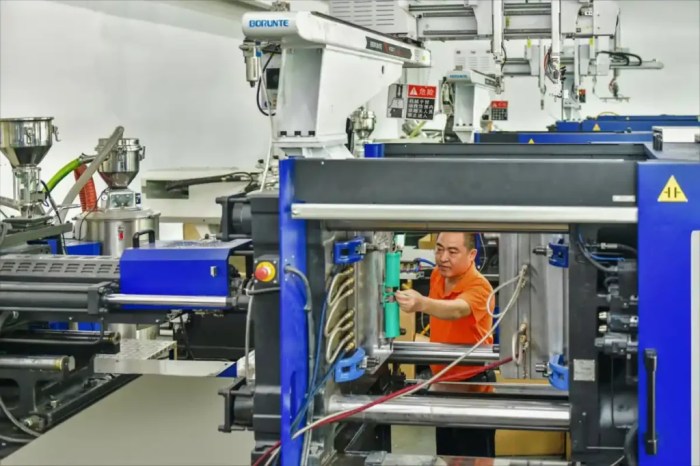 Molding operators machine