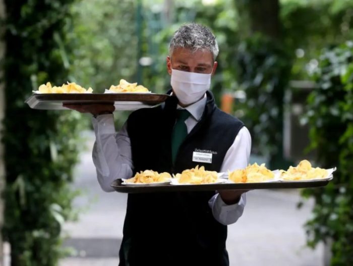 Profesipramusaji waiter