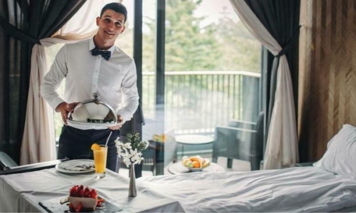 Tugas room attendant