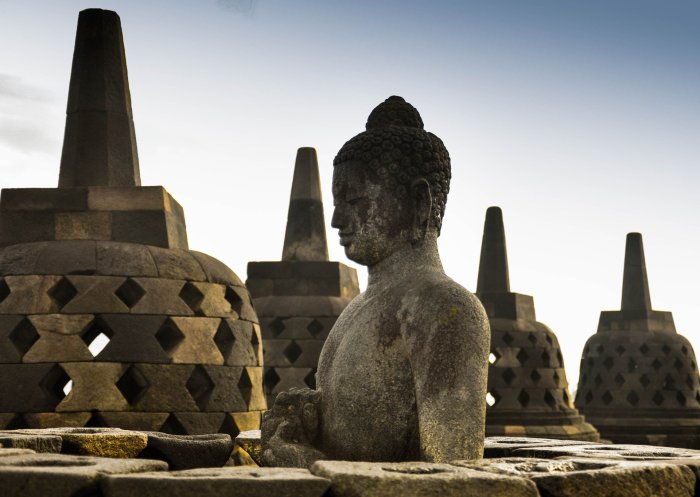 Bukti adanya pengaruh hindu buddha di indonesia