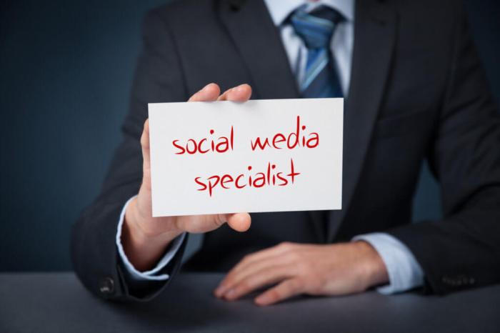 Profesisocial media specialist